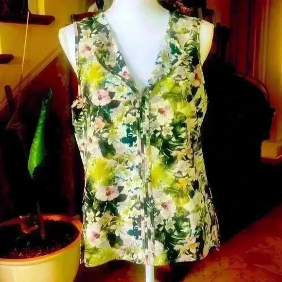 Sanctuary ladies sleeveless blouse size Medium. Worn once Colorful flowy top. - Picture 10 of 10